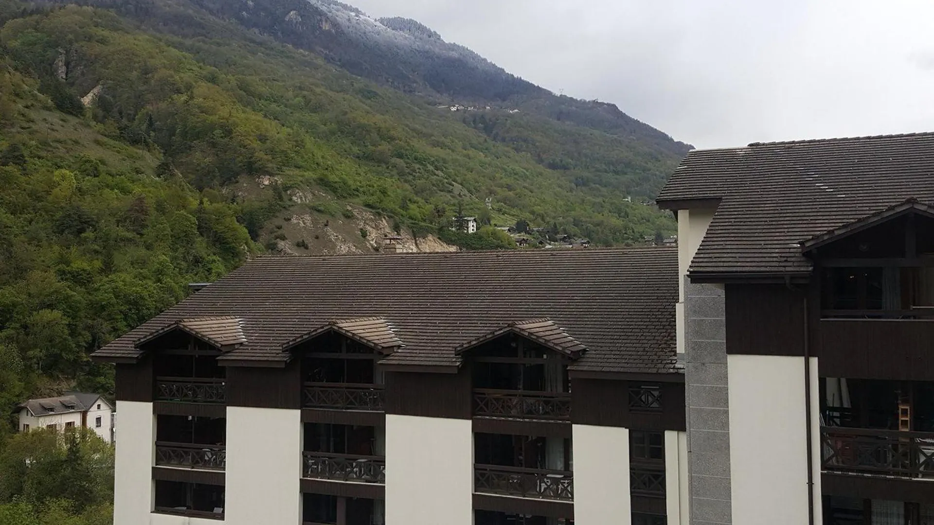 Studio Au Dernier Etage Avec Balcon, Wifi Et Parking A Brides-Les-Bains - Fr-1-512-276 0*,